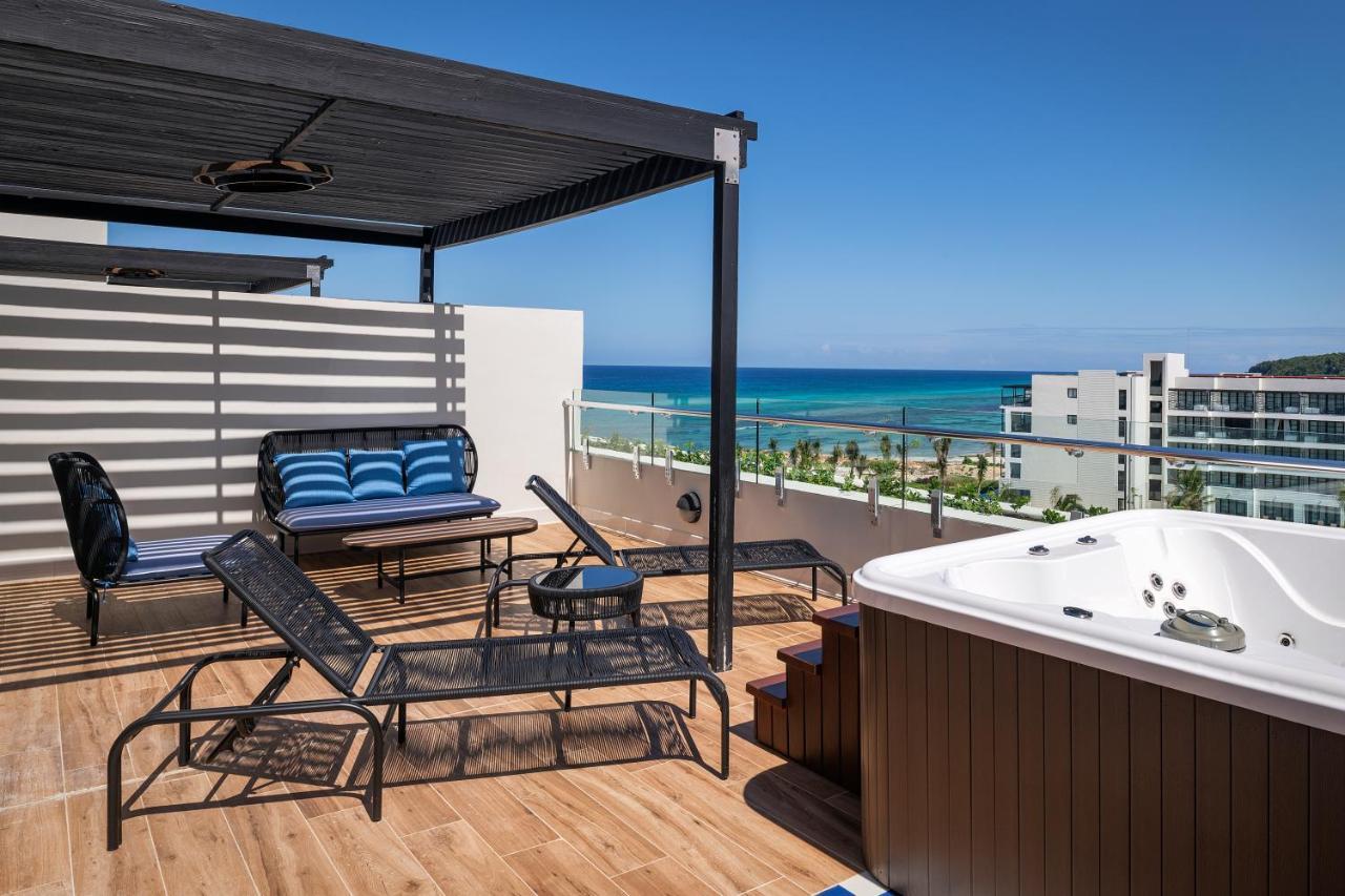 Ocean Eden Bay (Adults Only) Spring Rises Exterior foto Rooftop at the Hilton Playa del Carmen