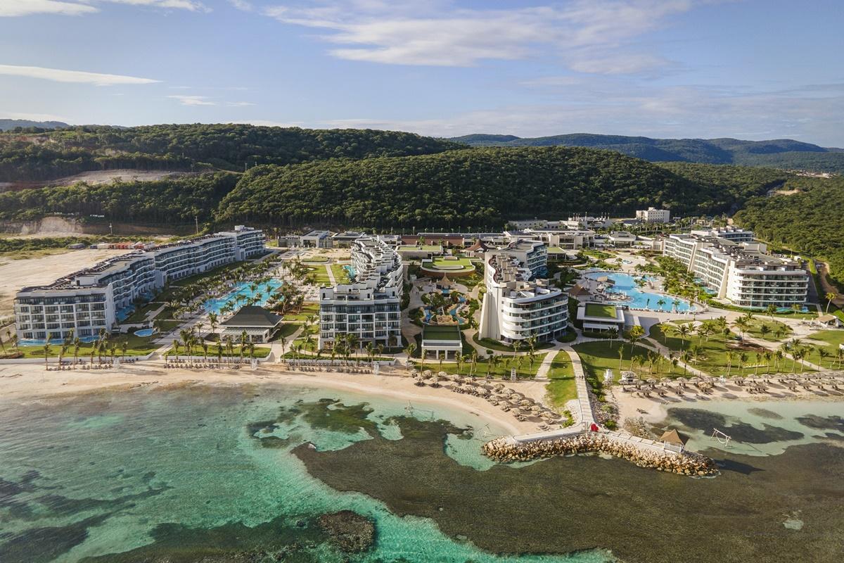 Ocean Eden Bay (Adults Only) Spring Rises Exterior foto Aerial view of the resort