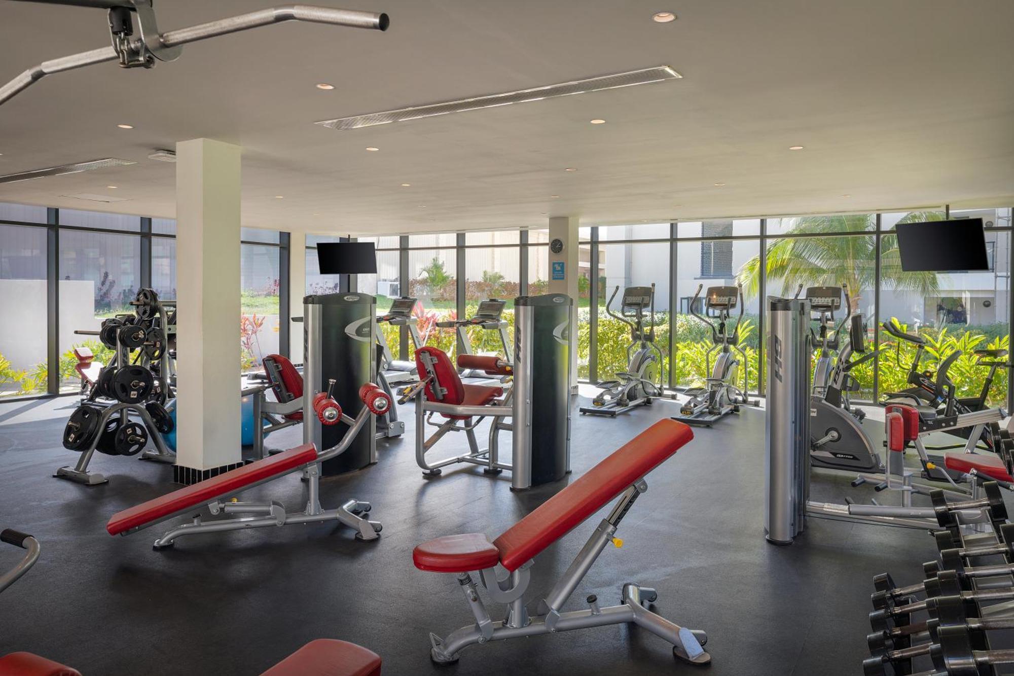 Ocean Eden Bay (Adults Only) Spring Rises Exterior foto The gym at the hotel
