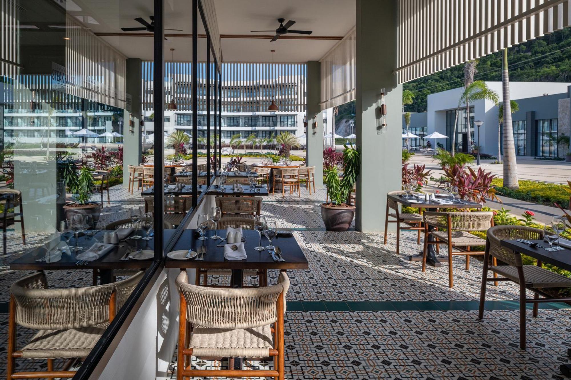 Ocean Eden Bay (Adults Only) Spring Rises Exterior foto The Deck